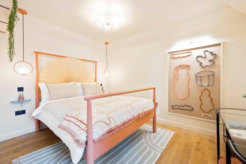韦茅斯Sea-Glimpse Studio on Seafront的卧室配有一张床,墙上挂有绘画作品