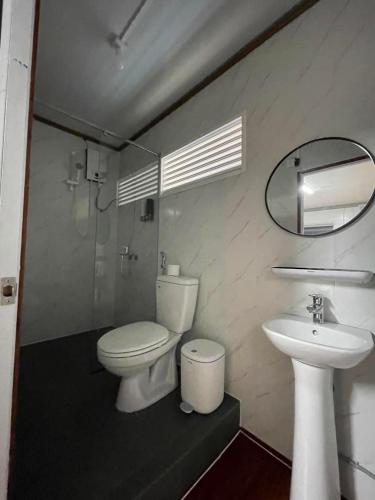 波来古市Motel Ngọc Hiền的一间带卫生间和水槽的浴室