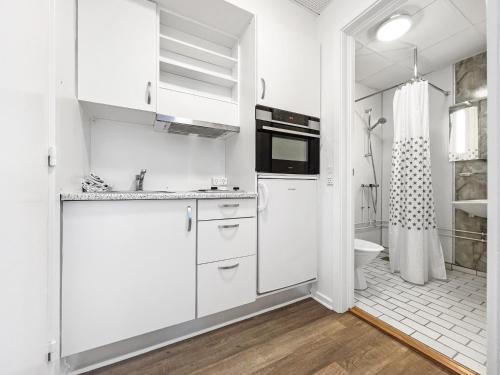 努克Nordbo in Centrum的白色的厨房设有水槽和卫生间