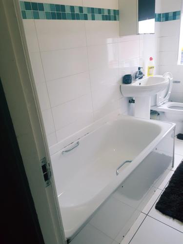 利兹Double Room Close To Headingley Stadium Leeds的白色的浴室设有浴缸和水槽。