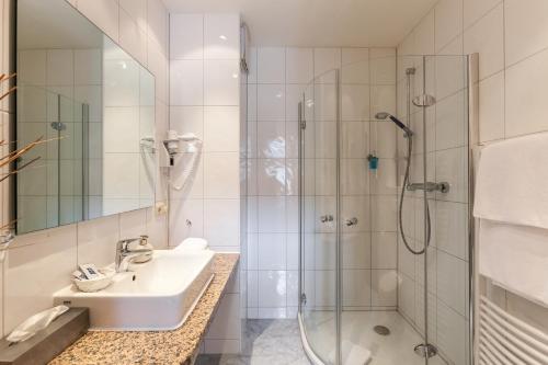 帕尔希姆斯塔德特库格酒店的一间带水槽和淋浴的浴室
