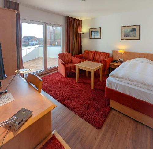 朗格奥弗洛科酒店的酒店客房设有床和客厅。