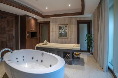 麦纳麦布鲁莱斯登斯第帕洛玛特丽笙酒店的带浴缸和床的浴室