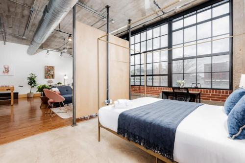 圣路易斯TWO Stunning Adler Loft by CozySuites的一间带大床的卧室和一间客厅