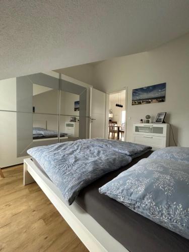 辛斯海姆Panorama Suite 20的一间卧室配有一张大床和大镜子
