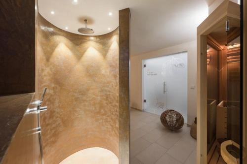 拉布拉Residence Sonja - Apartment Pinus的带淋浴的浴室和玻璃门