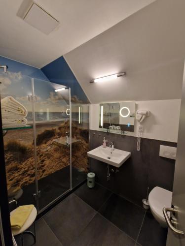 威克贝格埃塞尔餐厅酒店的一间带水槽和淋浴的浴室