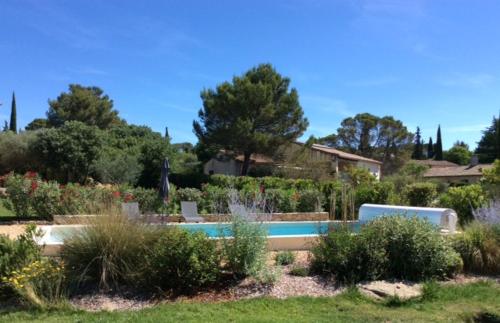于泽斯Mazet de la Lavande的庭院内带游泳池的花园