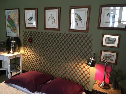 蒙彼利埃"Chambre d'Autres", massages的卧室配有一张床,墙上挂有框图