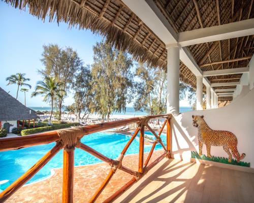 吉汶瓦吉汶瓦海滩度假酒店的阳台享有别墅的景致,墙上设有长颈鹿