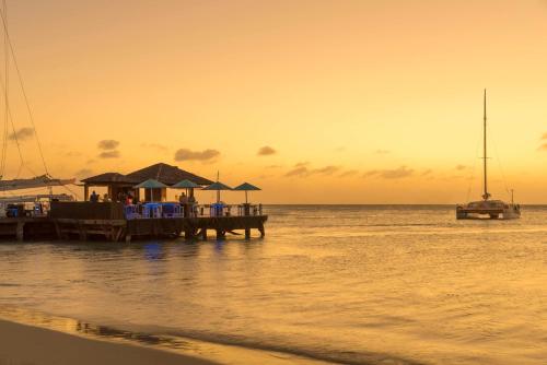 棕榈滩阿鲁巴岛凯悦度假酒店&赌场的日落时分在水面上停靠的码头