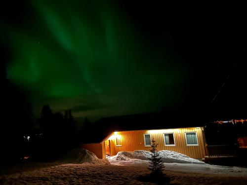 StraumstadSenja Peak Panorama的天空中极光小屋