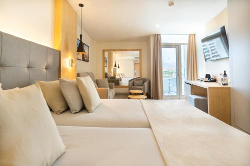 英格兰海滩HL Rondo Hotel的酒店客房设有床和客厅。