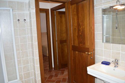 阿夏诺Apartment in Asciano/Toskana 24106的一间带水槽和镜子的浴室