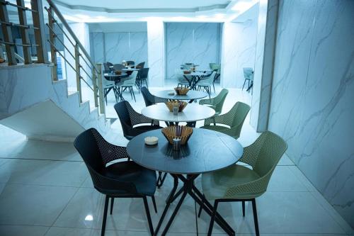 巴格达Malik Dijlah Hotel的餐馆里的一组桌椅