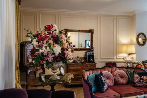 克卢日-纳波卡Ateneea Luxury Rooms的客厅配有沙发和花瓶