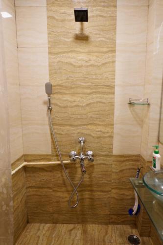 孟买Hammock Hostels - Bandra的浴室内带软管的淋浴