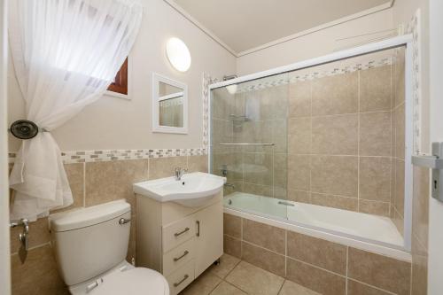 绍斯布鲁姆San Lameer Villa 10415 - 2 Bedroom Classic - 4 pax - San Lameer Rental Agency的浴室配有卫生间、淋浴和盥洗盆。