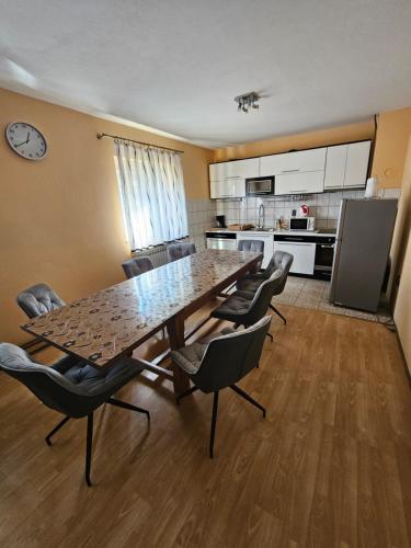 斯莫利亚纳茨米里亚娜宾馆的一个带椅子的大餐桌和厨房