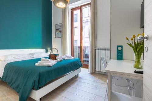 那不勒斯RUA DE MAR CHIATAMONE的一间卧室配有一张蓝色墙壁的床