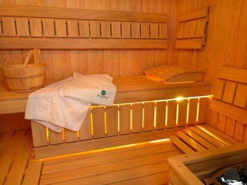 绿山城Aura - Hotel & Restaurant & Sauna的中间的木制桑拿房,带毛巾