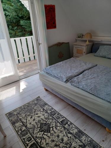 希欧福克Kinga的一间卧室设有一张床,并有通往阳台的门