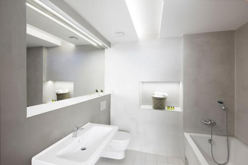 帕尔杜比采100酒店的白色的浴室设有水槽和卫生间。