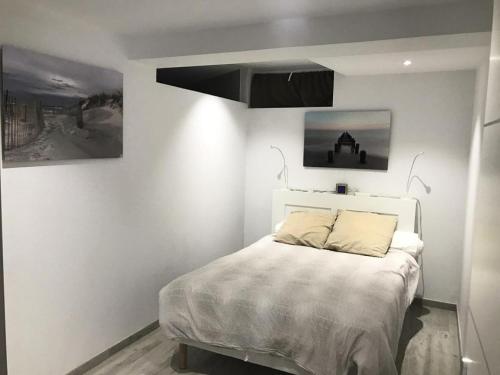 拉马德拉戈Résidence Superbellevue - Maisons & Villas pour 4 Personnes 584的一间白色客房内的床铺卧室