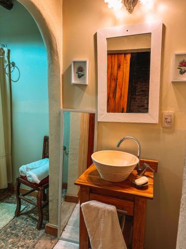 卡皮拉德尔塞诺Estancia La Aida的一间带碗水槽和镜子的浴室