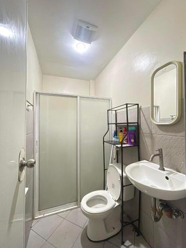宿务JBR Cozy Bed & Breakfast的带淋浴、卫生间和盥洗盆的浴室