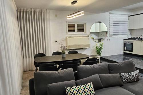 赖阿南纳גדולה ומעוצבת ברעננה的客厅配有沙发和桌子