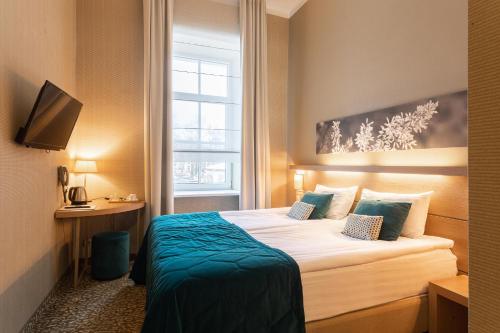 维尔纽斯布拉城市酒店的酒店客房设有床和窗户。