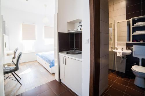 图兹拉University Hotel Dorrah的一间带水槽和卫生间的小浴室
