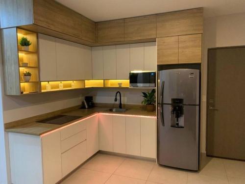 蒙特雷Departamento Arena Vive的厨房配有白色橱柜和冰箱。