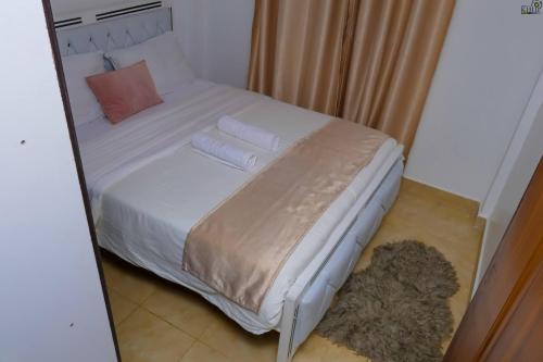 埃尔多雷特Saas Homestay的一间小卧室,配有白色床单
