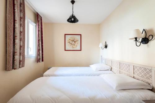 马莱莫尔Les Coteaux de Pont Royal en Provence - maeva Home - Appartement 2 Pièces 4 17的卧室设有2张床和白色的墙壁。