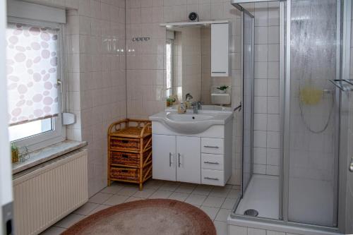 吕本瑙FEWO Hafenblick的一间带水槽和淋浴的浴室