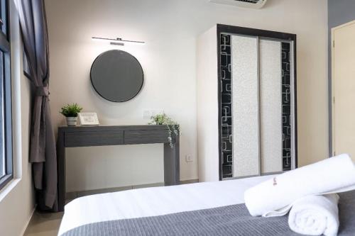 马六甲Atlantis Residence - Modern Luxury的一间带镜子和床的卧室