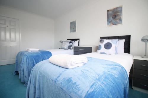 诺丁汉Chartwell Grove (Spacious 7 BR with FREE parking)的蓝色和白色的客房内的两张床