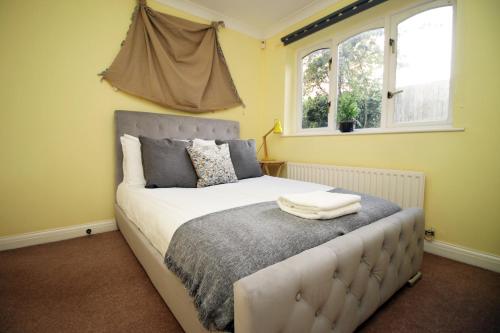 诺丁汉Chartwell Grove (Spacious 7 BR with FREE parking)的一间卧室设有一张大床和两个窗户