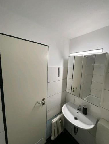 门兴格拉德巴赫1-Raum-Apartment Nähe Hochschule Niederrhein的白色的浴室设有水槽和镜子