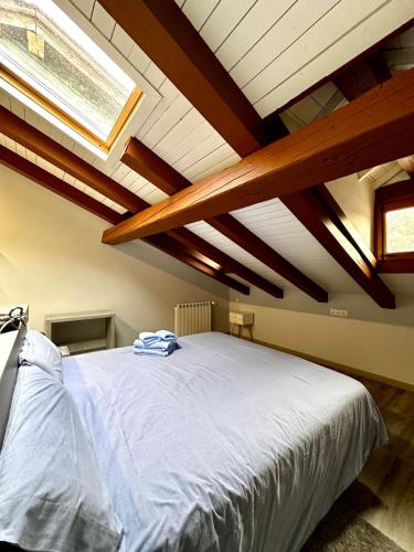 欧斯德西维斯Casa Díaz的卧室配有一张带木梁的白色大床