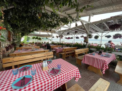 斯特鲁加Villa Radozda的海景室外餐厅,配有桌椅