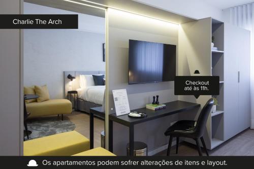 阿雷格里港Charlie The Arch Moinhos - Soft Opening的客房设有1张床、1张办公桌和1台电视。