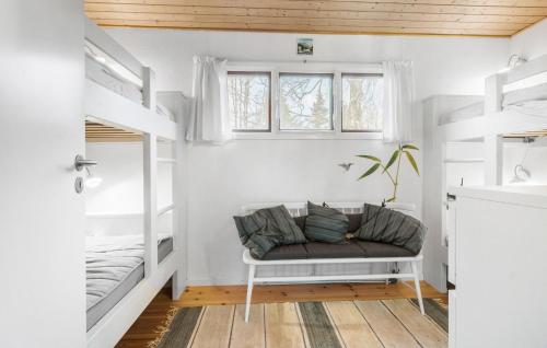 霍伊比Cozy Home In Hjby With Wi-fi的客房设有两张双层床和一张沙发。
