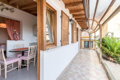 托斯科拉诺-马德尔诺Garda Sol SPA Hotel & Appartamenti的房屋内带桌椅的天井。