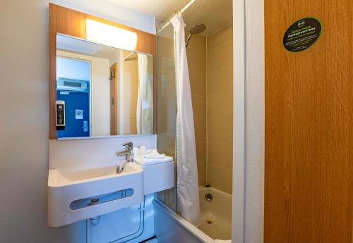 维拉尔B&B HOTEL Saint-Etienne La Terrasse的一间带水槽和镜子的浴室