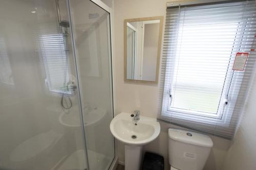 坎伯利SP158 - Camber Sands Holiday Park - 3 Bedrooms - Second Toilet - Decking - Private Parking的带淋浴、卫生间和盥洗盆的浴室