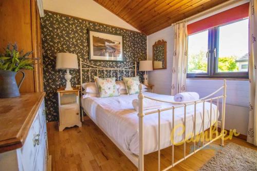 BrooklandFive Waterings - Luxury Lodge的一间卧室设有一张床和一个窗口
