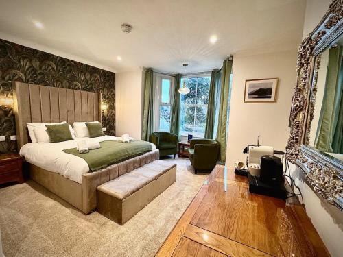 贝图瑟科伊德古易迪尔酒店的一间卧室配有一张大床和一张沙发